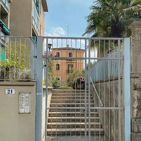 21 Apartment *