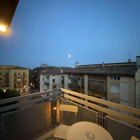 21 Apartment *